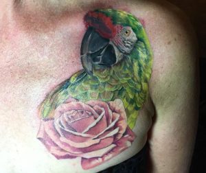 Papagei Tattoo mit Rose auf der Brust Frau