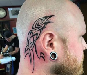Tribal Rabe Tattoo auf Kopf