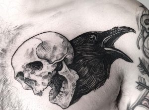 Rabe Tattoo mit Totenkopf auf der Brust der Männer
