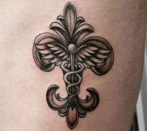 Stab mit zwei schlangen und flügeln und Fleur-de-lis Tattoo Design