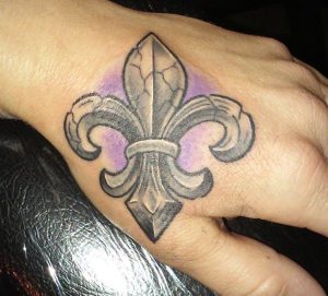 Fleur-de-lis Tattoo Design auf der Hand