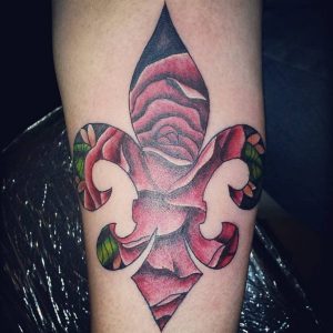 Abstrakt Fleur-de-lis mit Rose Design am Unterarm