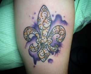 Wasserfarben Fleur-de-lis Tattoo Design auf dem Arm