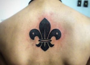 Fleur-de-lis mit Sterne Tattoo Design am Rücken