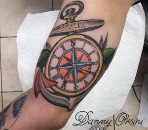 Kompass Tattoo mit Datum und Anker am Oberarm