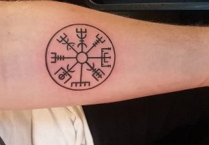 Schön Keltischer Kompass am Unterarm
