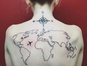 Kompass und Karte am Rücken für Frau