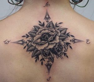 Kompass mit Blume im Nacken