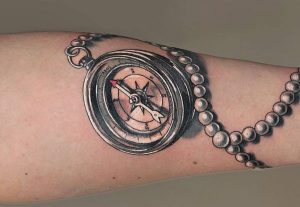 3D Kompass Tattoo auf Arm innerseite für Frau