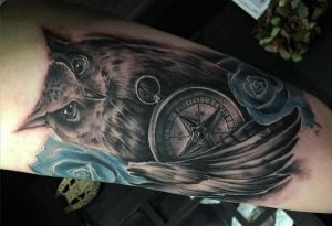 Kompass mit Eule Tattoo mit Rose Blau am Oberarm