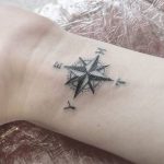 Kompass Tattoos: Ideen und Bedeutungen