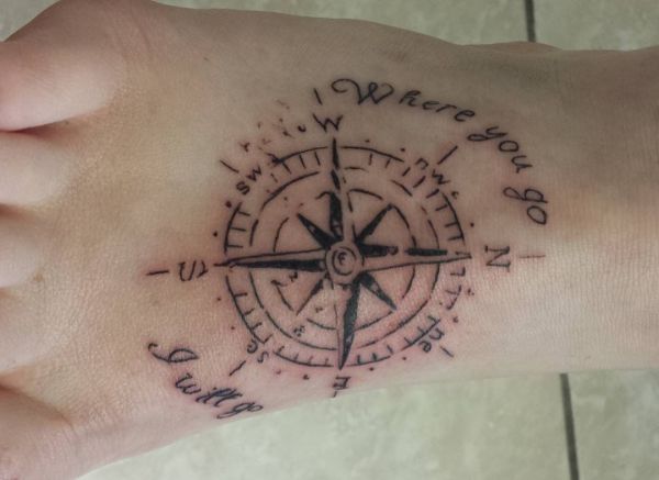 Kompass Mit Spruche Am Fuss Tattoomotive Net