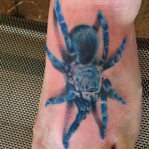 Vogelspinnen Tattoo am fuß Blau