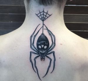 Spinne mit Netz Tattoo am Rücken