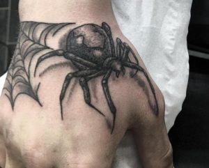 Spinne Tattoo mit Netz Design auf Hand