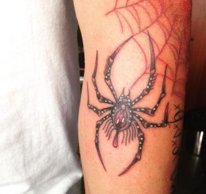 Spinne mit Netz Design auf dem Arm