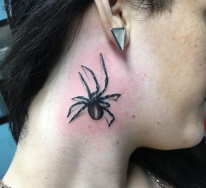 3D Spinne Tattoo um den Hals für Frauen