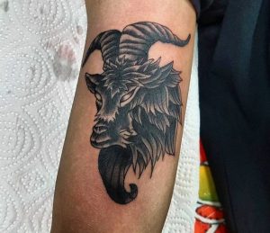 Tattoo Ziegen Design am Oberarm