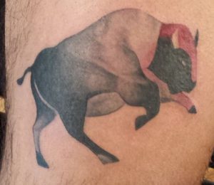 Büffel Tattoo Design am Oberarm