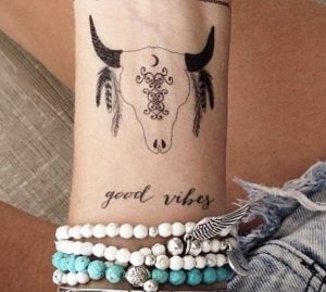 Kleiner Büffelkopf Tattoo Design am Handgelenk