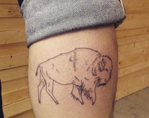 Büffel Tattoo Design am Unterschenkel