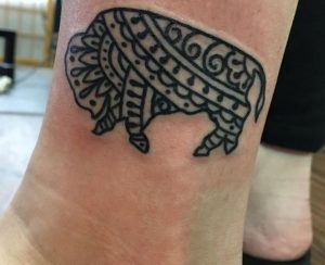 Tribal Büffel Tattoo Design auf der Bein