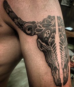 Tribal Büffelkopf Tattoo Design auf dem Arm