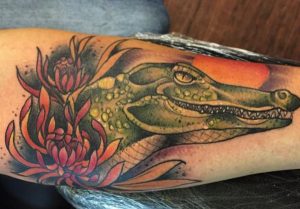 Krokodile mit Blumen Design auf der Bein