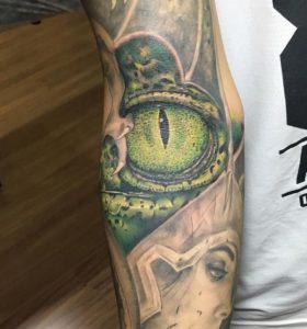 Krokodile Auge Tattoo Design auf dem Arm