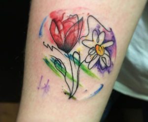 Wasserfarben Gänseblümchen mit Tulpen Tattoo am Unterarm