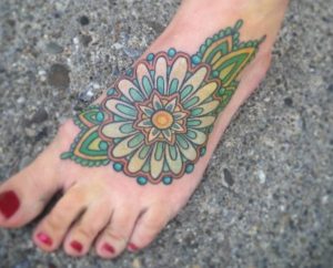 Mandala Gänseblümchen Tattoo am Fuß