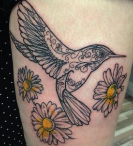 Kolibri mit Gänseblümchen Design auf der Bein