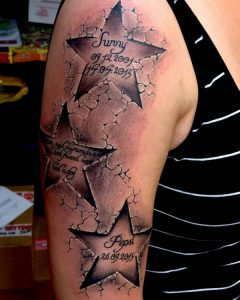 Stern Tattoo Design mit Namen und Datum am Oberarm