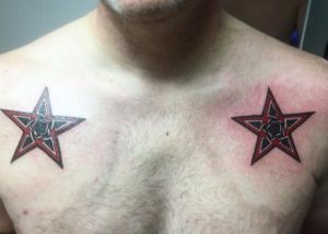 Zwei Keltisch Stern Tattoo am Schlüsselbein