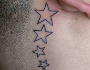Tattoo Sternen hinter dem Ohr