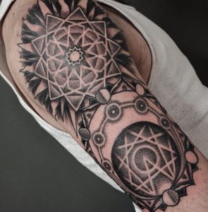 Neun-Punkte - Stern Tattoo Design am Oberarm