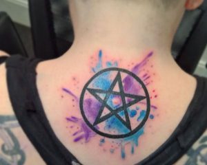 Wasserfarben Pentagramm Tattoo Design im Nacken