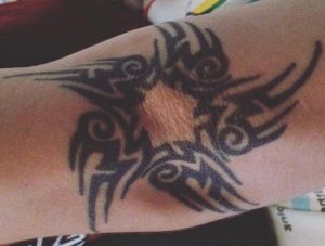 Sternen Tattoo Design am Ellenbogen