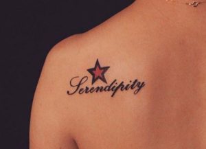 Stern Tattoo Design mit Namen am Schulterblatt