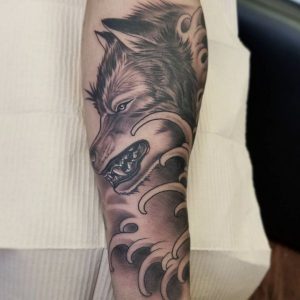 Wolf mit Wellen Design am Unterarm