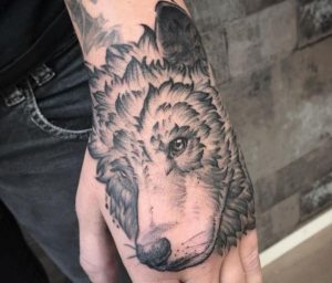 Wolf Design auf Hand