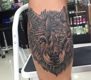 Abstract Wolfskopf Tattoo auf der Bein