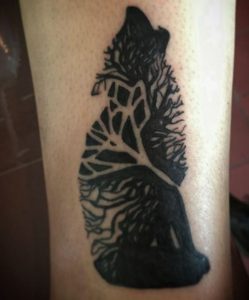 Abstract Wolf Tattoo auf der Bein