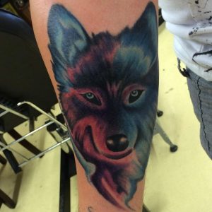 Bunte Wolfskopf Tattoo auf dem Arm