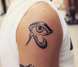 Auge von Horus Design am Oberarm