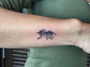 Ameisen Tattoo am Unterarm Seite