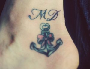Anker Tattoo mit initialen am Knöchel