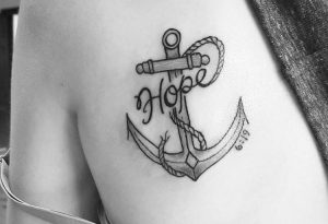 Hope Anker Tattoo am Schulterblatt für Frauen