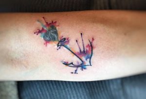 Kleine Aquarell Anker Tattoo auf Unterarm