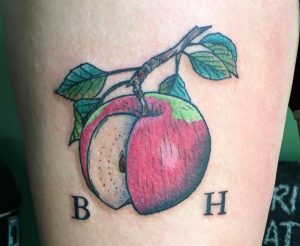 Apfel Tattoo Design mit Initialen